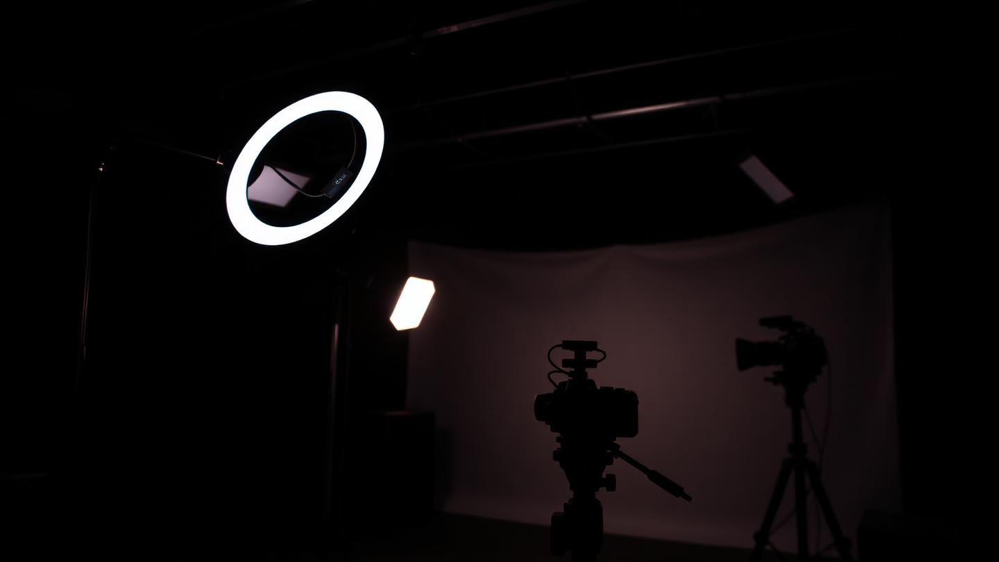 Caméra et écran d'édition d'une chaîne YouTube professionnelle.